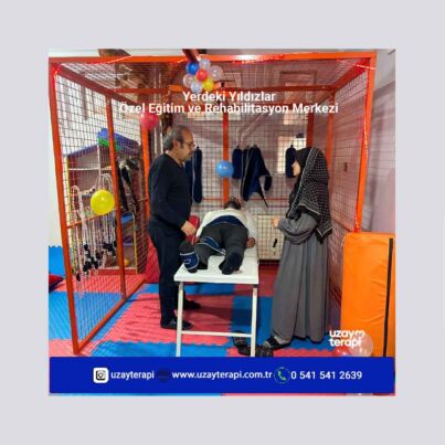 Uzay terapi sistemi uygulaması özel eğitim ve rehabilitasyon merkezinde çocuk fizyoterapi seansı