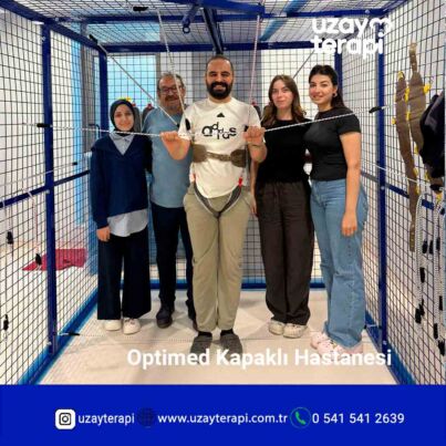 Optimed Hastanesi'nde Uzay Terapi-2025 3 uzay terapi sistemi kullanan hastane ekibi fizyoterapi rehabilitasyon uygulaması optimed hastanesi
