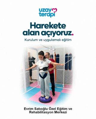 Evrim Satıoğlu Özel Eğitim ve Reh. Merk. Uzay Terapi Sistemi Kurulumu 2026 2 Manisa Evrim Satıoğlu Merkezinde Uzay Terapi eğitim sertifikasıyla poz veren koyu renk kot kıyafetli katılımcı ve eğitmen.