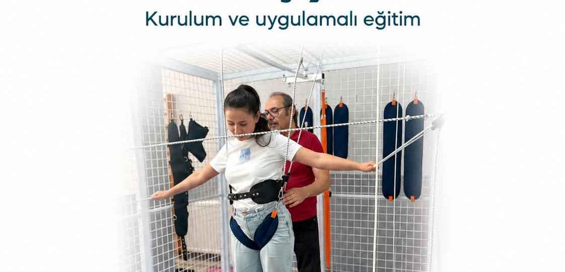 Manisa Evrim Satıoğlu Merkezinde Uzay Terapi eğitim sertifikasıyla poz veren koyu renk kot kıyafetli katılımcı ve eğitmen.