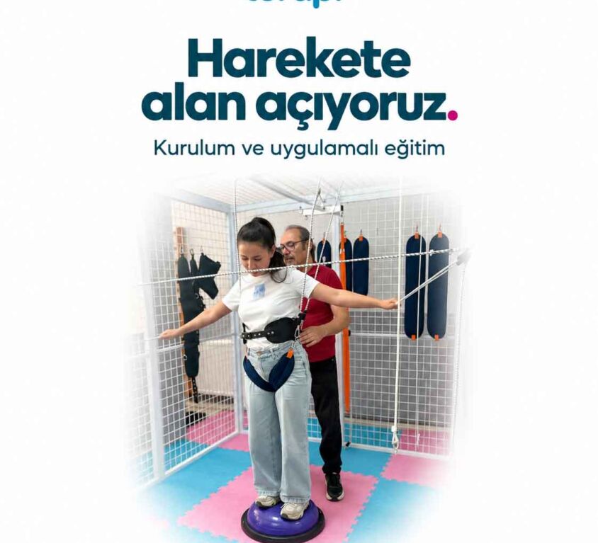 Manisa Evrim Satıoğlu Merkezinde Uzay Terapi eğitim sertifikasıyla poz veren koyu renk kot kıyafetli katılımcı ve eğitmen.
