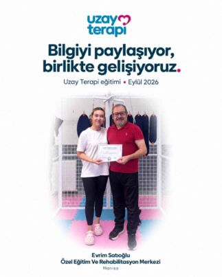 Evrim Satıoğlu Özel Eğitim ve Reh. Merk. Uzay Terapi Sistemi Kurulumu 2026 3 Manisa Evrim Satıoğlu Merkezinde Uzay Terapi sertifikasını tutan beyaz tişörtlü, açık mavi kot pantolonlu katılımcı ve eğitmen.