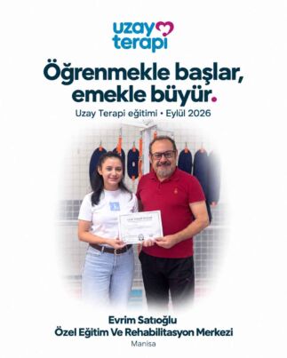 Evrim Satıoğlu Özel Eğitim ve Reh. Merk. Uzay Terapi Sistemi Kurulumu 2026 5 Evrim Satıoğlu Merkezinde Uzay Terapi uygulamalı eğitimi: askı desteğiyle denge platformunda duran katılımcı ve yanındaki meslektaşı.